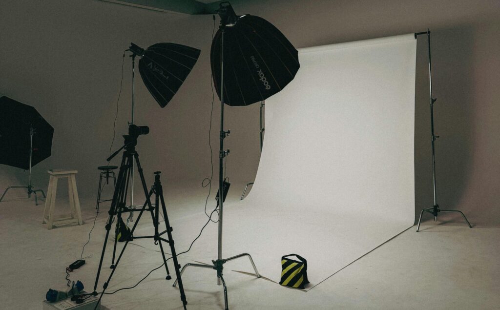 Amplio estudio de fotografía en Dubai con luces y telón de fondo listo para rodar.